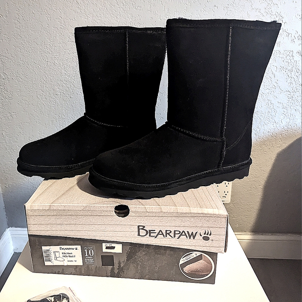 Bearpaw Elle Short Boots (In Black)